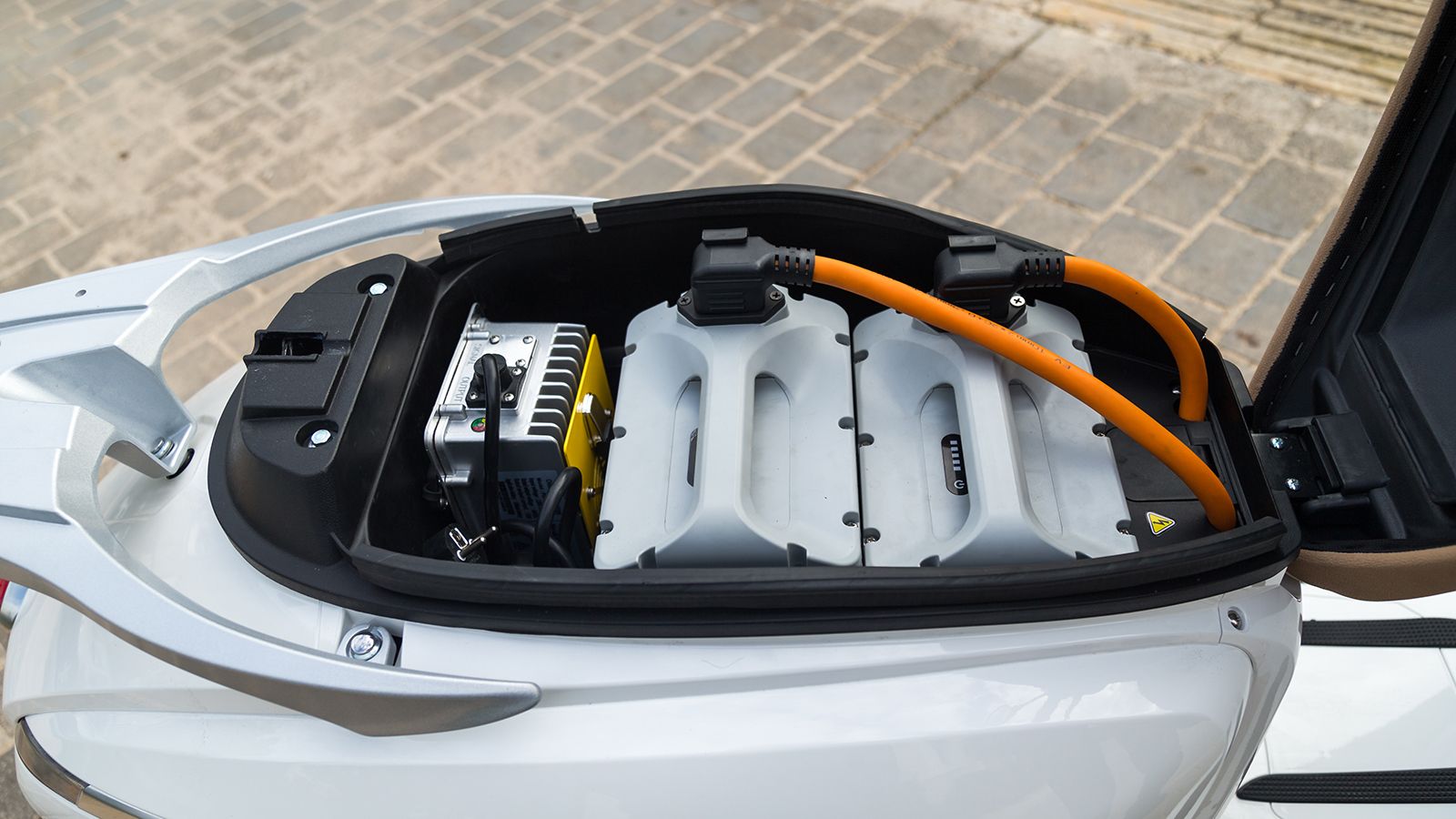 Hλεκτρικά scooter με δύο μπαταρίες και πάνω από 75 τελική